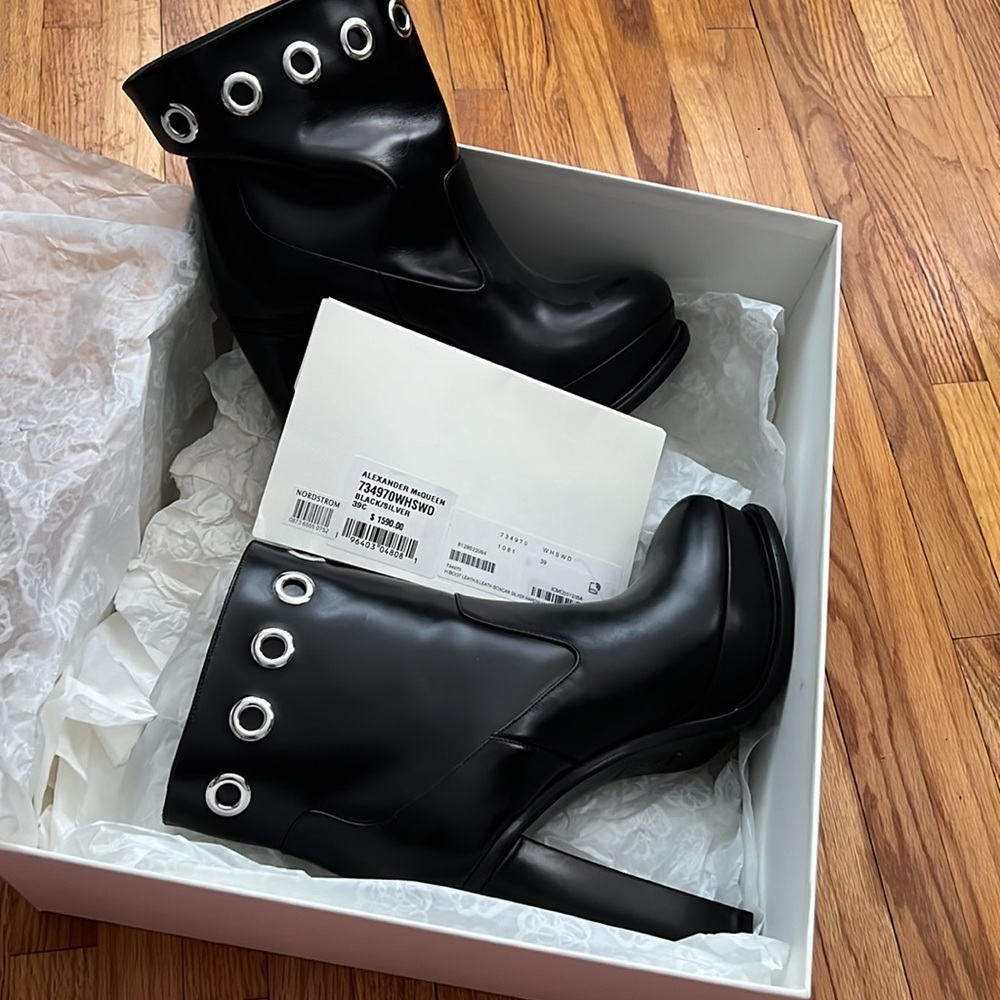Alexander McQueen | Eyelet Platform Boot | Black | 39